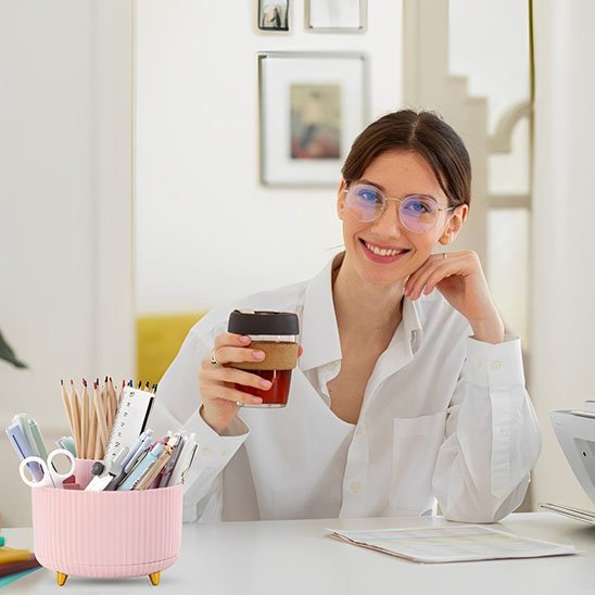 Organisateur de bureau rose organisateur cafe femme lunettes