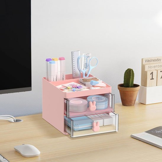 organisateur de bureau rose sur bureau cactus