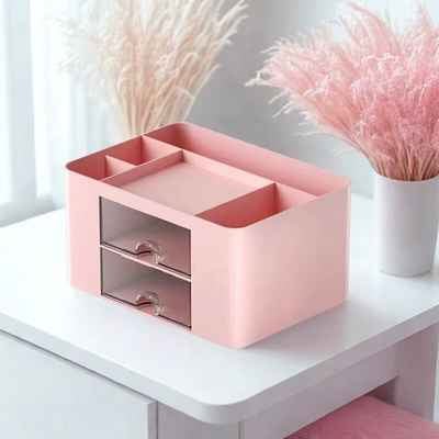 organisateur de bureau rose sur table fleures fenêtre rideau
