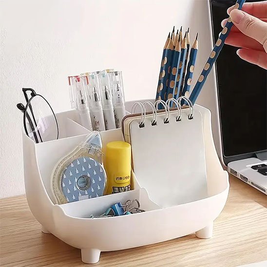 organiseur de bureau blanc main prend crayon lunettes notes placés