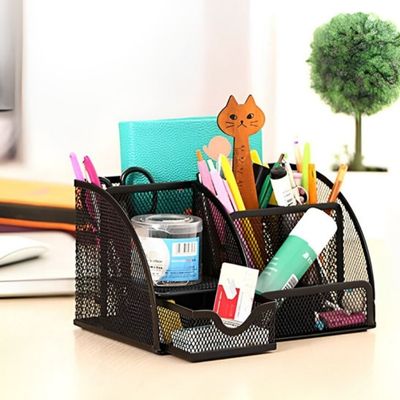 papiers sur bureau et organiseur pour bureau avec fournitures designparfait
