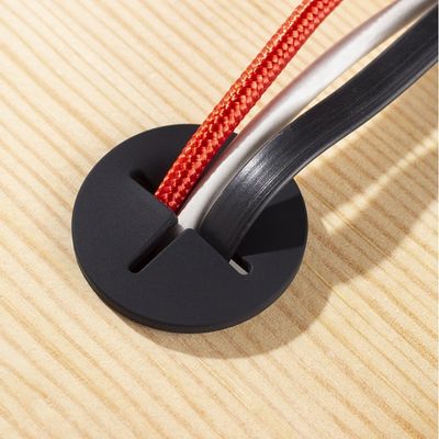 passe cable bureau sur table plusieurs fils dedans