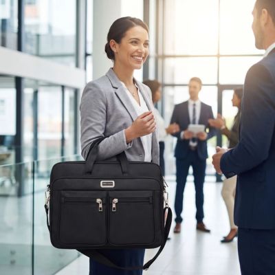 porte document femme travaille habit souriante