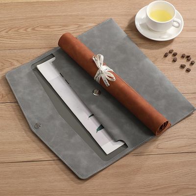 porte document cuir gris table thé