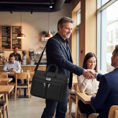 porte document homme serre main restaurant homme habit