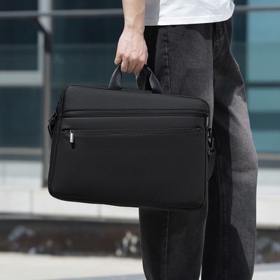 porte document homme tient pognée main jeans