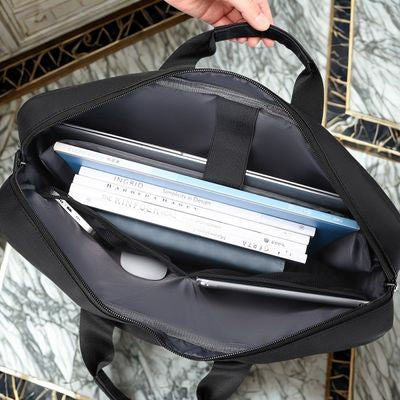 porte document noir main tient poignée sac ouvert