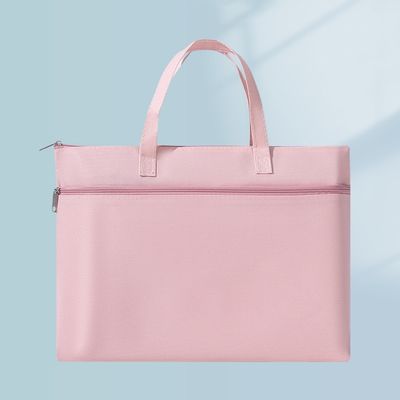 porte document rose tenu debout