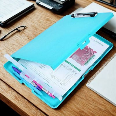 porte document turquoise sur bureau cahier notes crayons