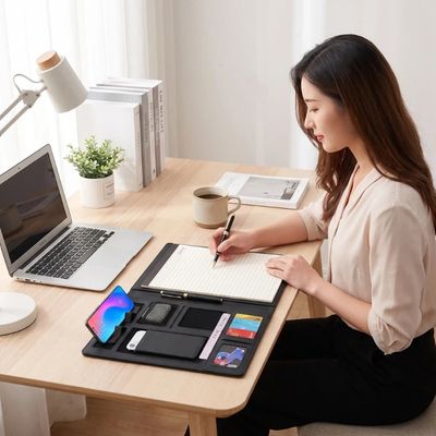 porte documents main note dame assise bureau travaille livres