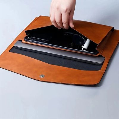 porte documents marron ouvert table grise