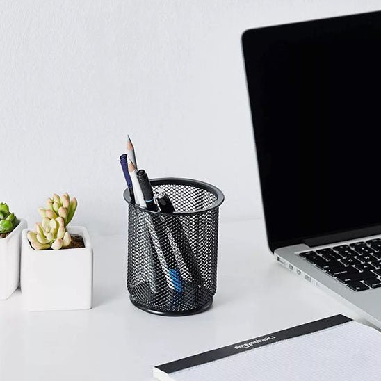 Pot a crayon sur bureau ordinateur portable
