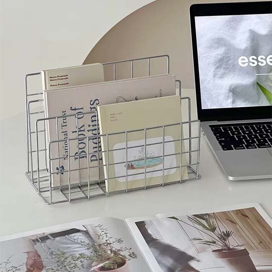 Range document à côté ordinateur portable 