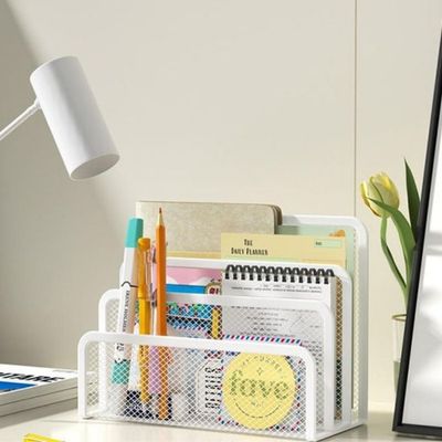 range document blanc lampe livres fleure