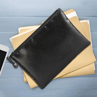 range document sur table bleu dossiers téléphone