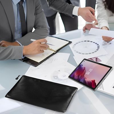 range document sur table travail réunion 3 personnes