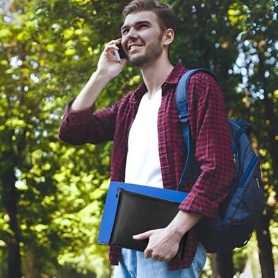 range document homme tient main dehors parc sac