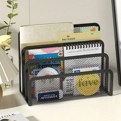 range document noir sur bureau lampe