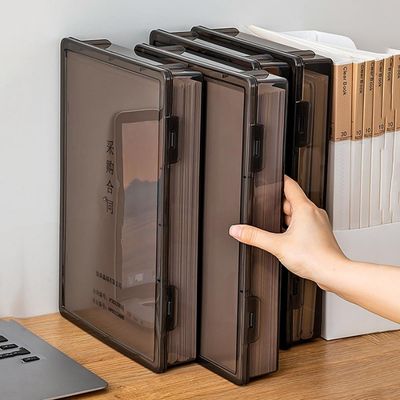 rangement bureau main prend boîte ordinateur livres