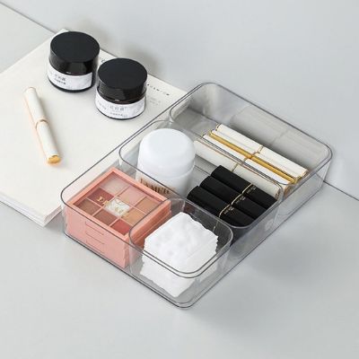 separateur tiroir cosmétique maquillage sur table cahier crayon