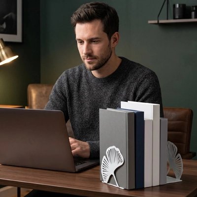 Serre livre homme devant ordinateur livres