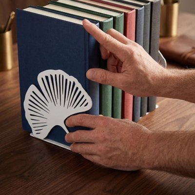 Serre livre mains hommes placent livres soutenus