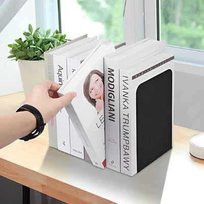 serre livres sur etagere bois devant fenetre et plante