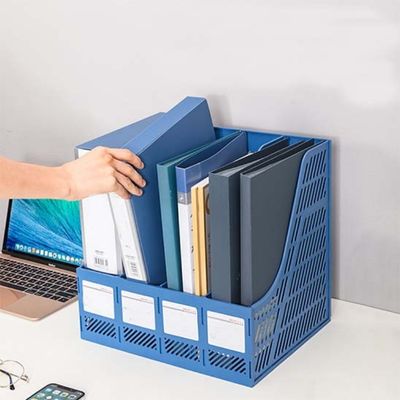 sur bureau blanc organiseur pour bureau bleu main prend cahier