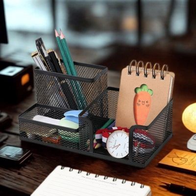 organisateur de bureau montre crayons cahier note sur bureau bois