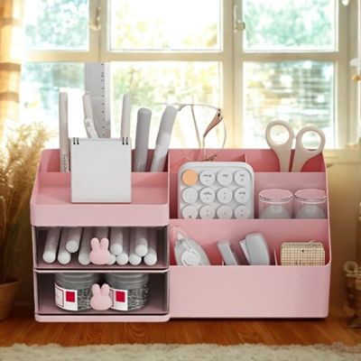 sur bureau devant fenetre organisateur de bureau rose fournitures placeit