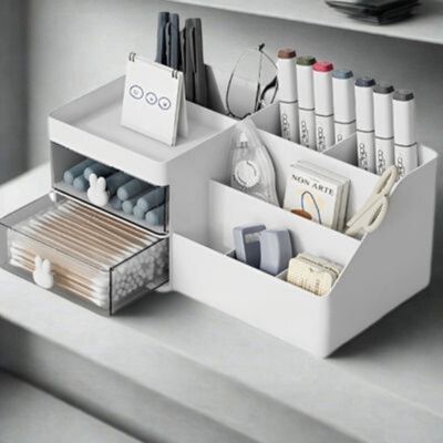 sur bureau organisateur de bureau blanc compartiments remplis placeit