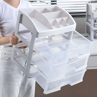 tour de rangements plastique femme debout tient tiroirs ouverts