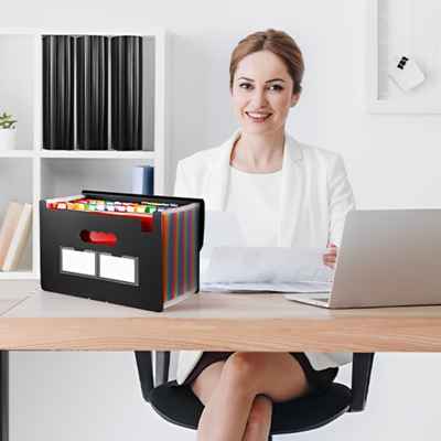 trieur 25 compartiments vide dame assise bureau ordinateur rangement cube derriere