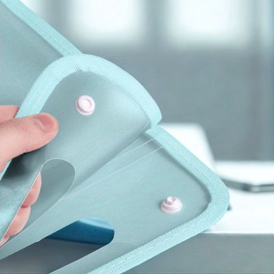 trieur bleu bouton pression démontré main tient