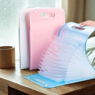 trieur bleu ouvert main tient extension blanc rose fermés