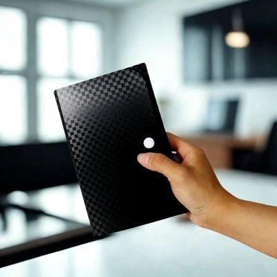 trieur en main fermé dans espace bureau