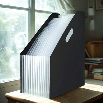 trieur sur table bois devant fenêtre carreaux livres