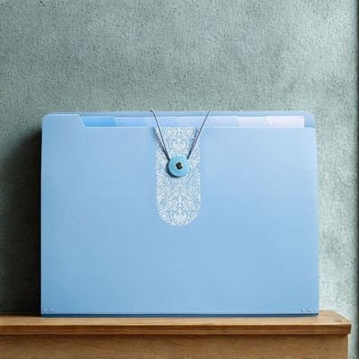 trieur couleur bleu sur tablette bois